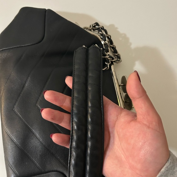 Authentic Vintage Chanel Elegant Black Leather Handbag - Picture 7 of 9